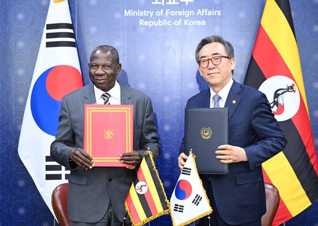 Ugandan Minister of Finance Matia Kasaija with Korean Minister for Foreign Affairs Cho Tae-yul after signing the framework agreement for a $500m loan from Korea EXIM Bank.
